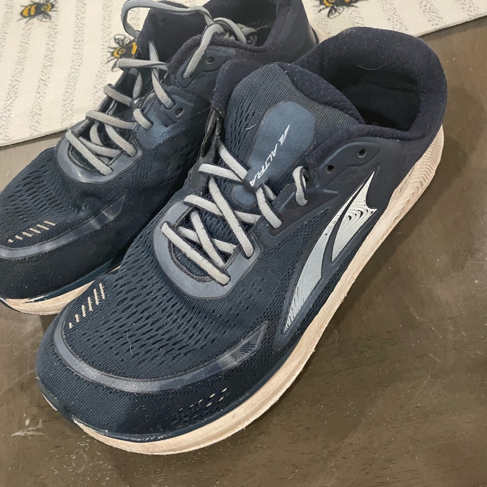 ALTRA Men's Paradigm 6 Road Running Shoe
Used, in good condition..